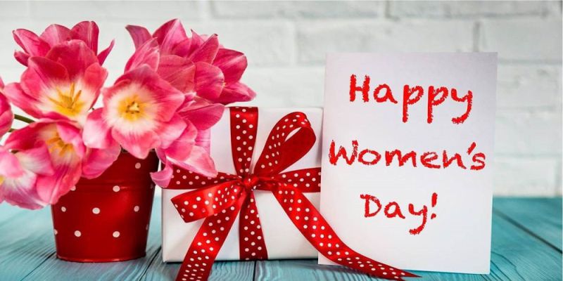 Quà 8/3 cho bạn gái tạo nên khoảnh khắc đầy xúc động